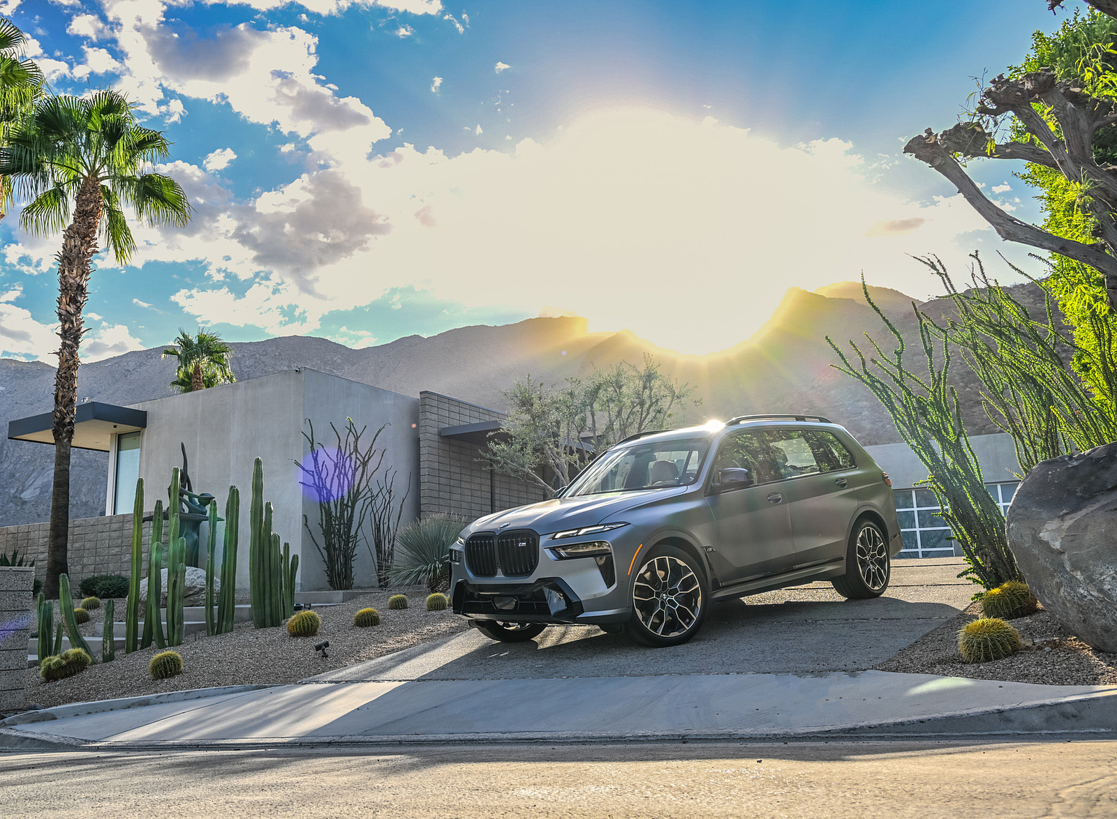 2023 BMW X7 M60i xDrive (Color: Frozen Grey; US-Spec) Front Three-Quarter Wallpapers #55 of 254