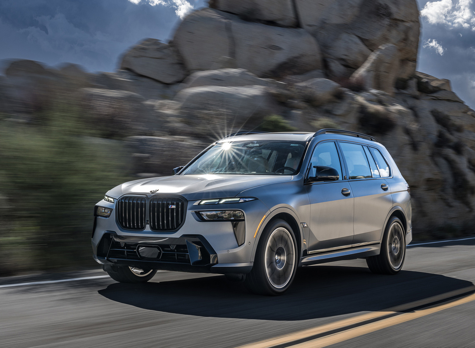 2023 BMW X7 M60i xDrive (Color: Frozen Grey; US-Spec) Front Three-Quarter Wallpapers #39 of 254