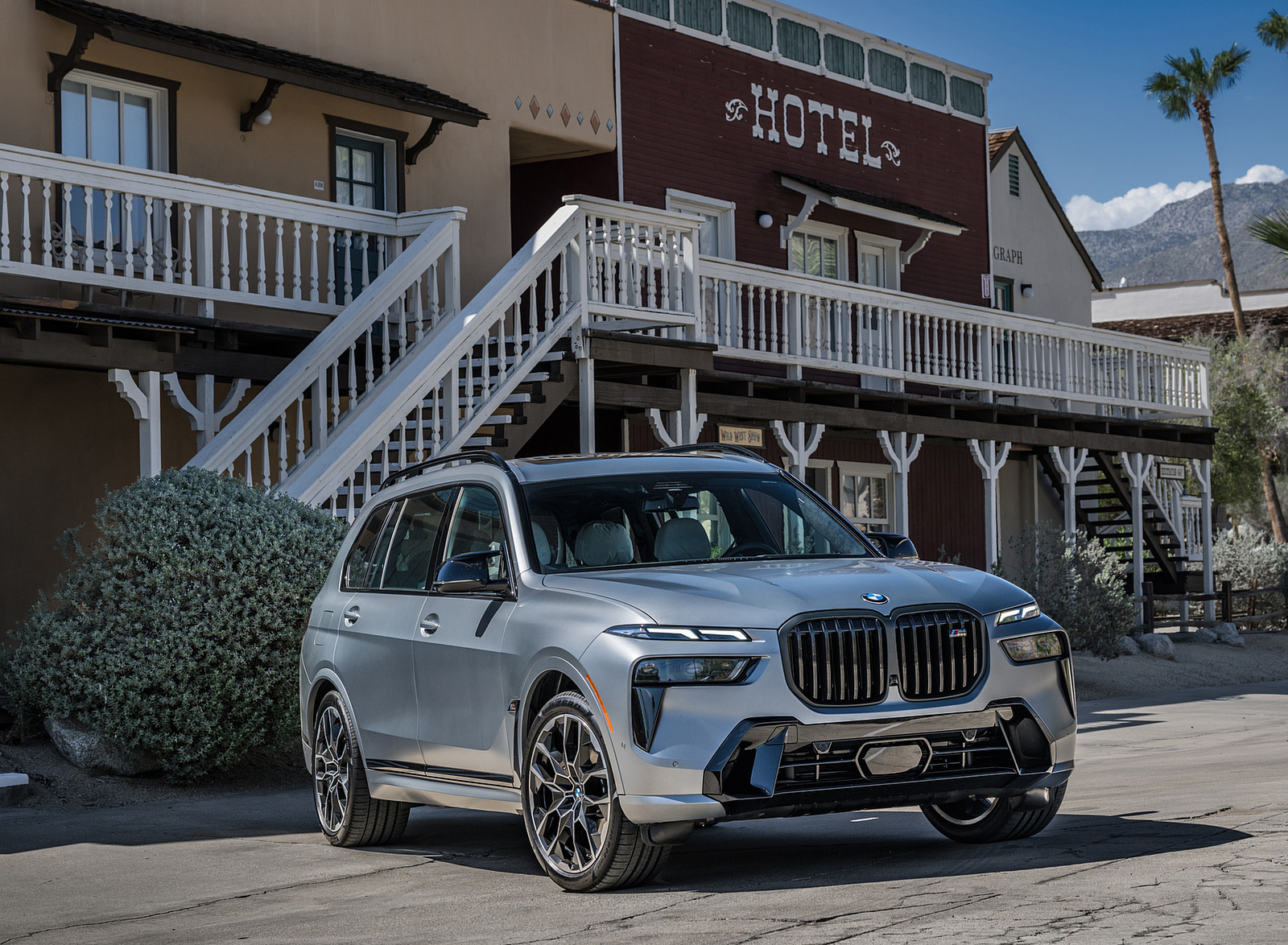 2023 BMW X7 M60i xDrive (Color: Frozen Grey; US-Spec) Front Three-Quarter Wallpapers #64 of 254