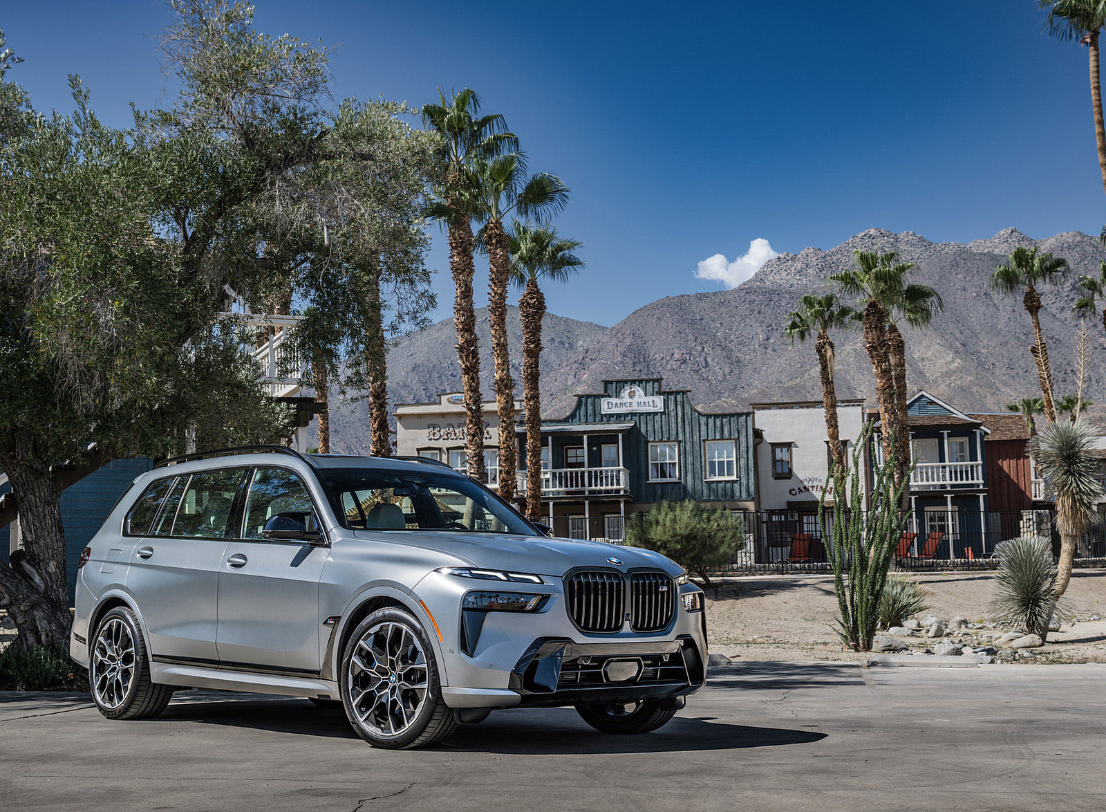 2023 BMW X7 M60i xDrive (Color: Frozen Grey; US-Spec) Front Three-Quarter Wallpapers #62 of 254