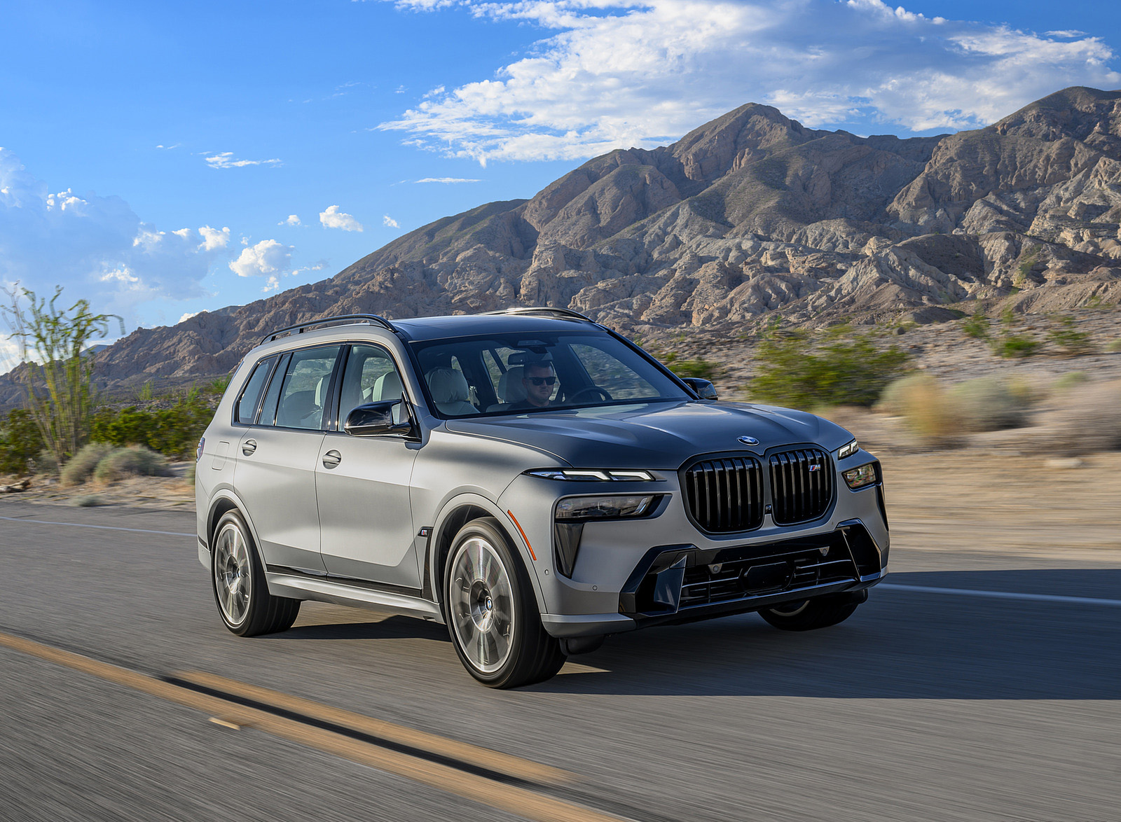 2023 BMW X7 M60i xDrive (Color: Frozen Grey; US-Spec) Front Three-Quarter Wallpapers #43 of 254