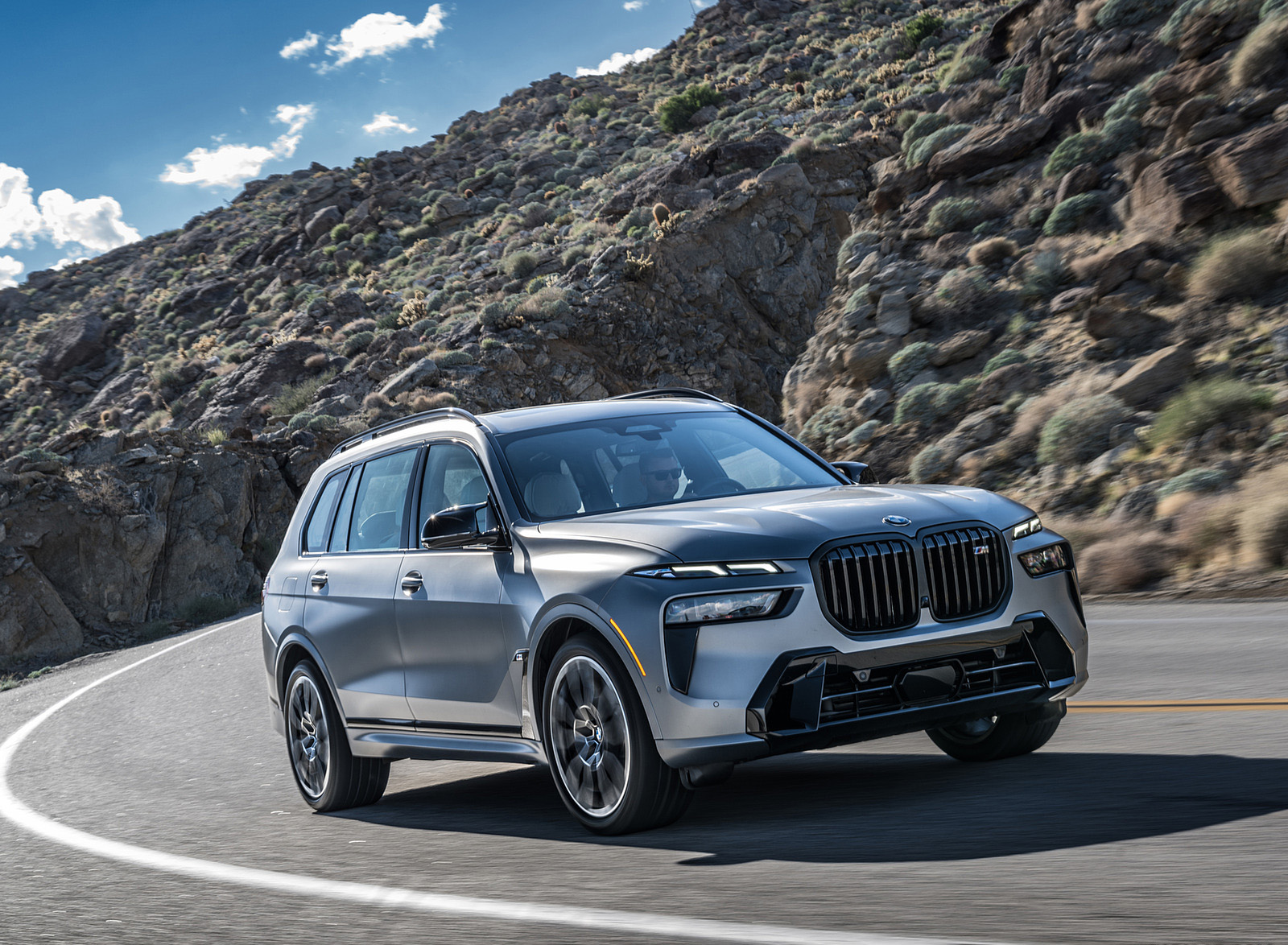 2023 BMW X7 M60i xDrive (Color: Frozen Grey; US-Spec) Front Three-Quarter Wallpapers #24 of 254