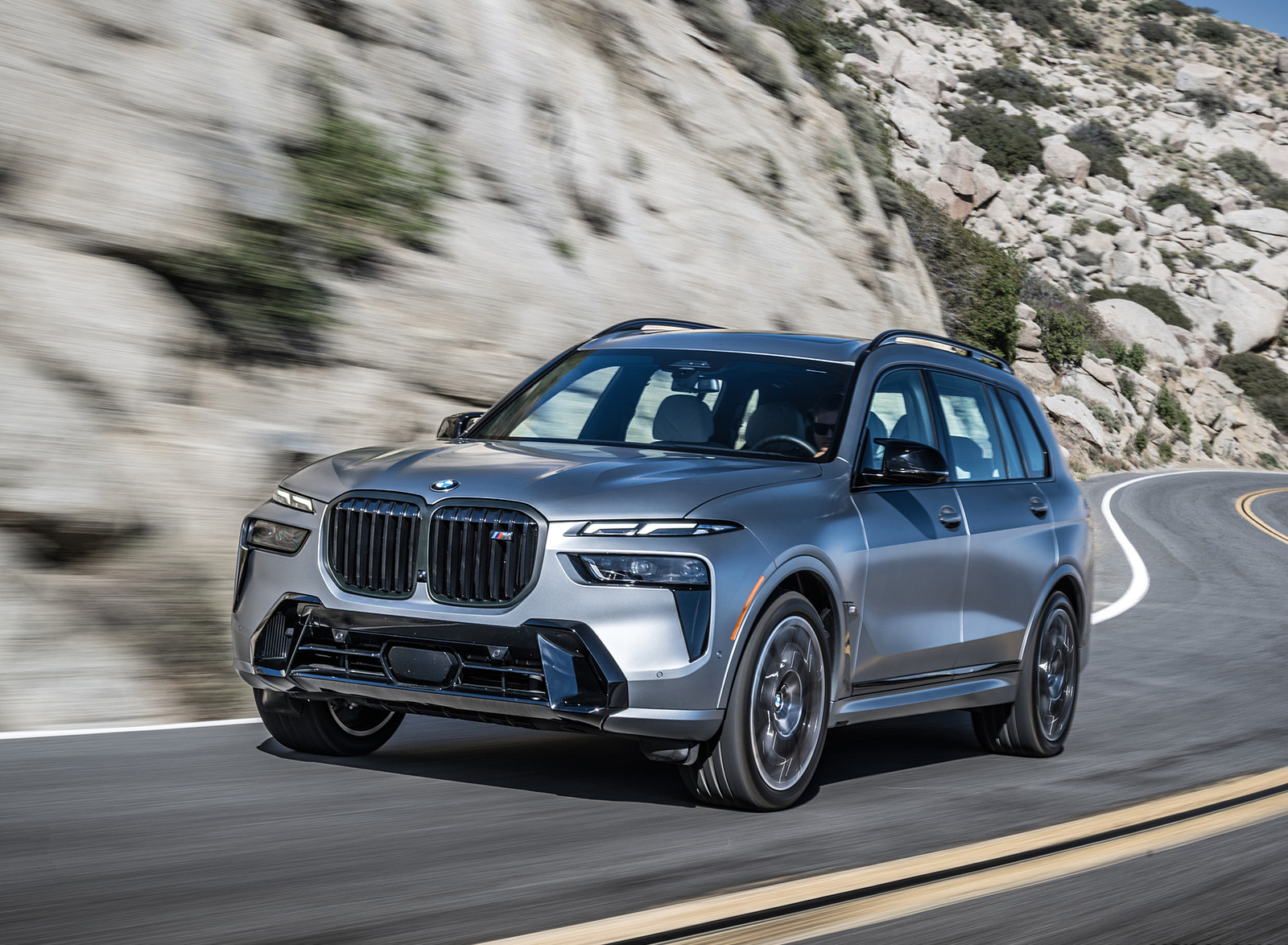 2023 BMW X7 M60i xDrive (Color: Frozen Grey; US-Spec) Front Three-Quarter Wallpapers #21 of 254