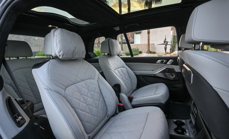 2023 BMW X7 M60i xDrive (Color: Frozen Grey; US-Spec) Interior Rear Seats Wallpapers 450x275 (86)