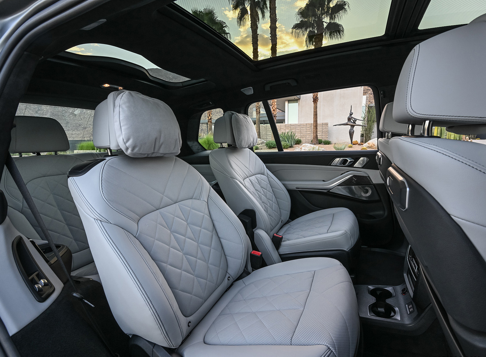2023 BMW X7 M60i xDrive (Color: Frozen Grey; US-Spec) Interior Rear Seats Wallpapers #86 of 254