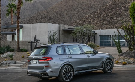 2023 BMW X7 M60i xDrive (Color: Frozen Grey; US-Spec) Rear Three-Quarter Wallpapers 450x275 (60)