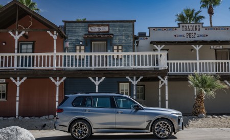 2023 BMW X7 M60i xDrive (Color: Frozen Grey; US-Spec) Side Wallpapers 450x275 (65)