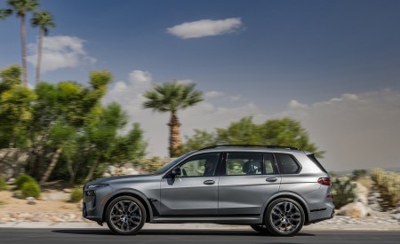 2023 BMW X7 M60i xDrive (Color: Frozen Grey; US-Spec) Side Wallpapers 450x275 (45)