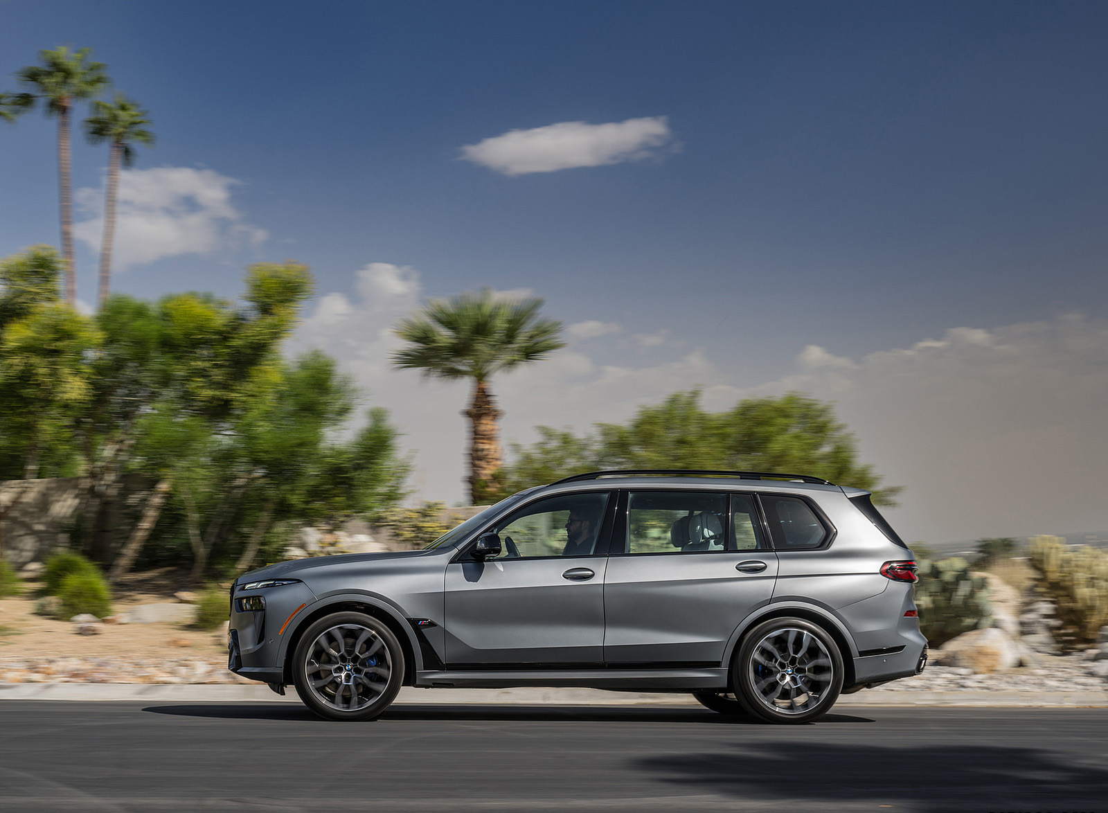 2023 BMW X7 M60i xDrive (Color: Frozen Grey; US-Spec) Side Wallpapers #45 of 254