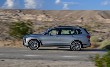 2023 BMW X7 M60i xDrive (Color: Frozen Grey; US-Spec) Side Wallpapers 450x275 (41)