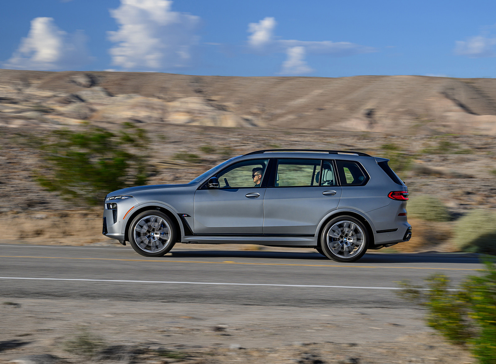 2023 BMW X7 M60i xDrive (Color: Frozen Grey; US-Spec) Side Wallpapers #41 of 254