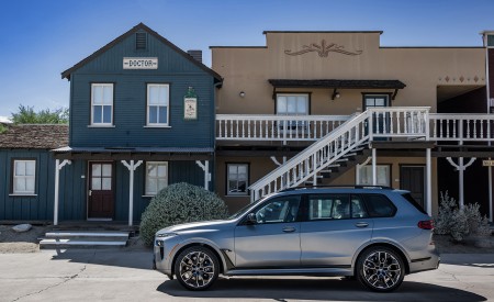 2023 BMW X7 M60i xDrive (Color: Frozen Grey; US-Spec) Side Wallpapers 450x275 (66)