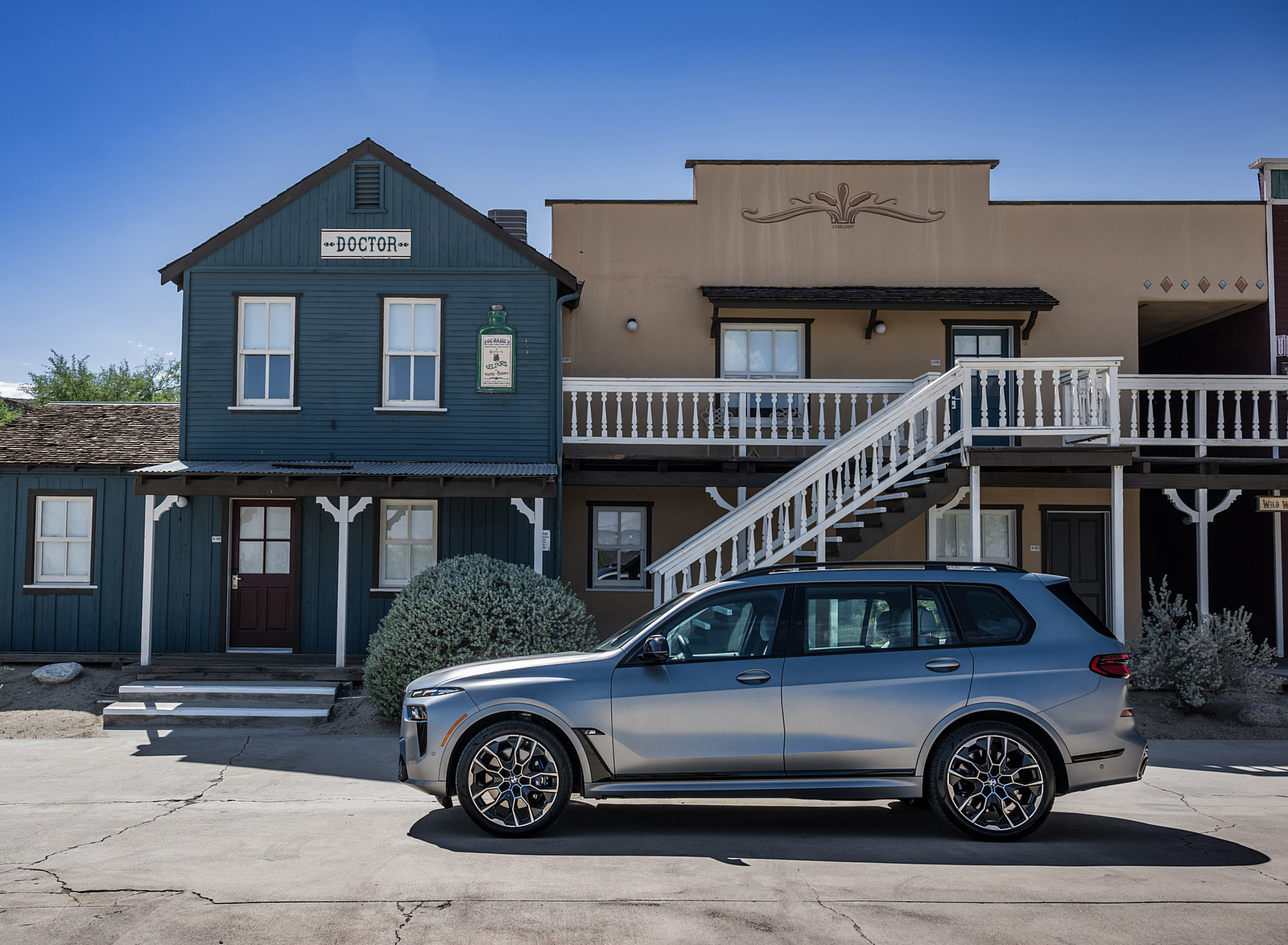 2023 BMW X7 M60i xDrive (Color: Frozen Grey; US-Spec) Side Wallpapers #66 of 254