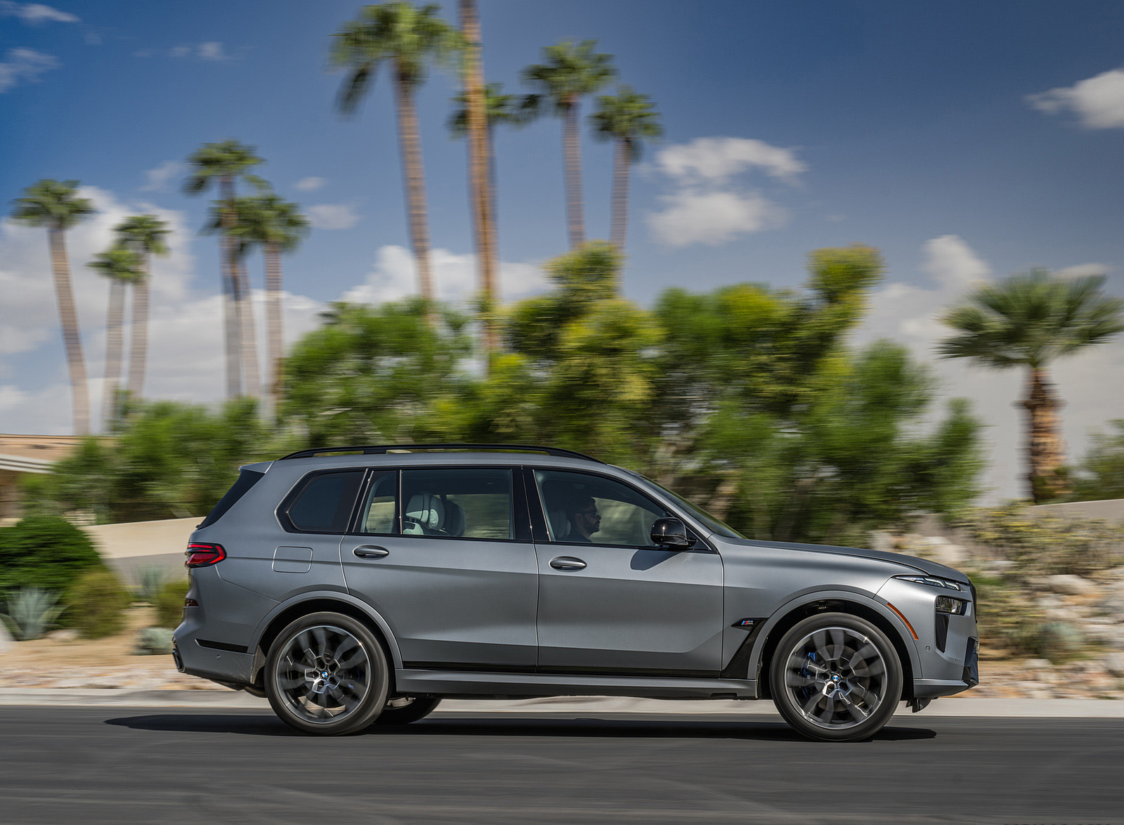 2023 BMW X7 M60i xDrive (Color: Frozen Grey; US-Spec) Side Wallpapers #46 of 254