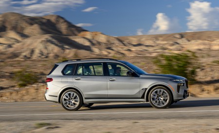 2023 BMW X7 M60i xDrive (Color: Frozen Grey; US-Spec) Side Wallpapers 450x275 (42)