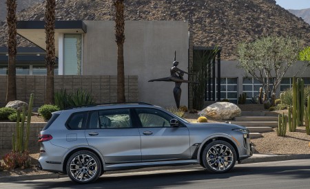 2023 BMW X7 M60i xDrive (Color: Frozen Grey; US-Spec) Side Wallpapers 450x275 (63)