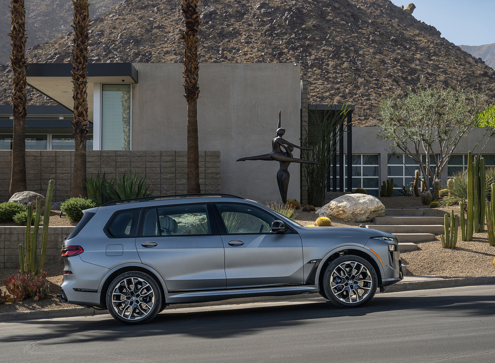 2023 BMW X7 M60i xDrive (Color: Frozen Grey; US-Spec) Side Wallpapers #63 of 254