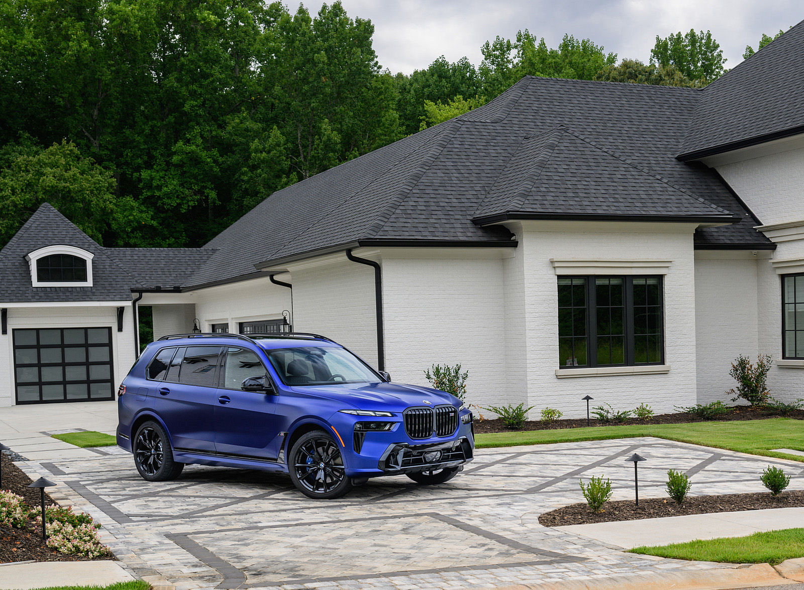 2023 BMW X7 M60i xDrive (Color: Frozen Marina Bay Blue; US-Spec) Front Three-Quarter Wallpapers #222 of 254