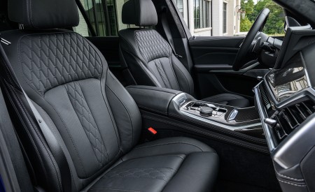 2023 BMW X7 M60i xDrive (Color: Frozen Marina Bay Blue; US-Spec) Interior Front Seats Wallpapers 450x275 (248)