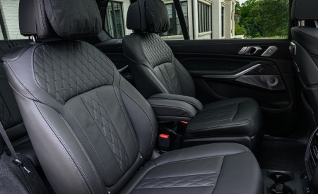 2023 BMW X7 M60i xDrive (Color: Frozen Marina Bay Blue; US-Spec) Interior Rear Seats Wallpapers 450x275 (249)