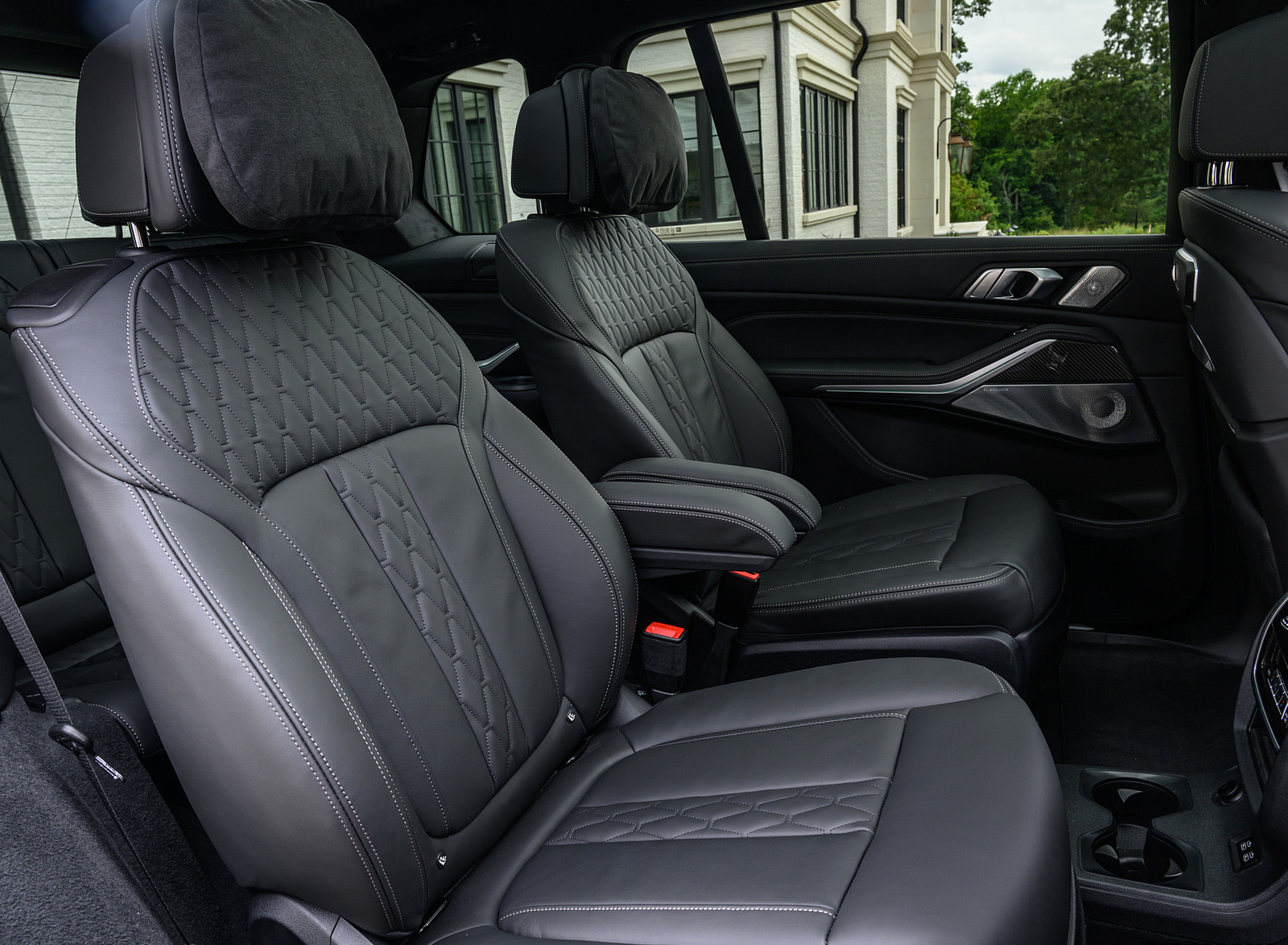 2023 BMW X7 M60i xDrive (Color: Frozen Marina Bay Blue; US-Spec) Interior Rear Seats Wallpapers #249 of 254