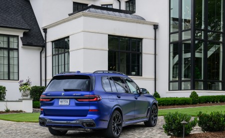 2023 BMW X7 M60i xDrive (Color: Frozen Marina Bay Blue; US-Spec) Rear Three-Quarter Wallpapers 450x275 (233)