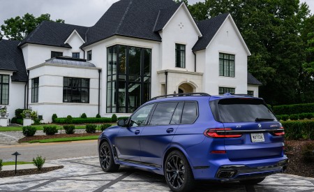 2023 BMW X7 M60i xDrive (Color: Frozen Marina Bay Blue; US-Spec) Rear Three-Quarter Wallpapers 450x275 (224)