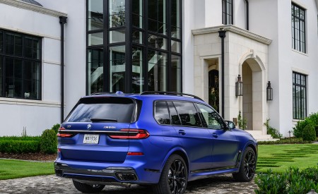 2023 BMW X7 M60i xDrive (Color: Frozen Marina Bay Blue; US-Spec) Rear Three-Quarter Wallpapers 450x275 (234)