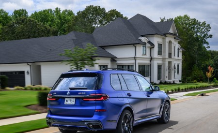 2023 BMW X7 M60i xDrive (Color: Frozen Marina Bay Blue; US-Spec) Rear Three-Quarter Wallpapers 450x275 (219)