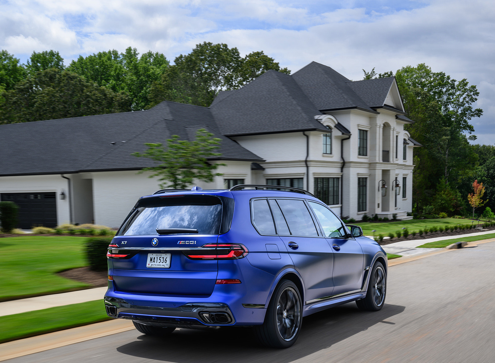 2023 BMW X7 M60i xDrive (Color: Frozen Marina Bay Blue; US-Spec) Rear Three-Quarter Wallpapers #219 of 254