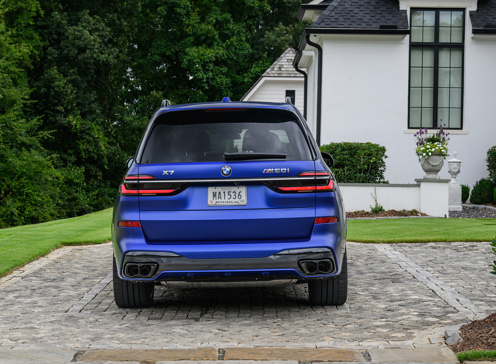 2023 BMW X7 M60i xDrive (Color: Frozen Marina Bay Blue; US-Spec) Rear Wallpapers #236 of 254