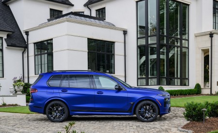 2023 BMW X7 M60i xDrive (Color: Frozen Marina Bay Blue; US-Spec) Side Wallpapers 450x275 (226)