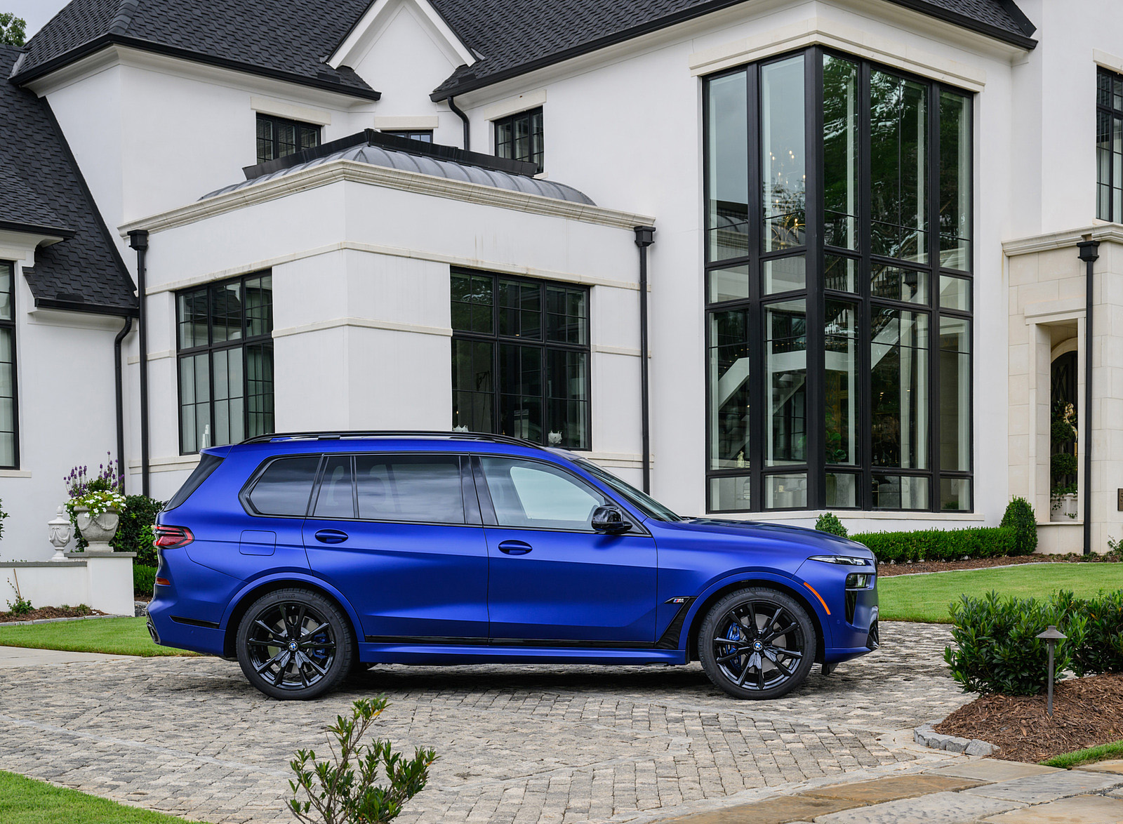 2023 BMW X7 M60i xDrive (Color: Frozen Marina Bay Blue; US-Spec) Side Wallpapers #226 of 254