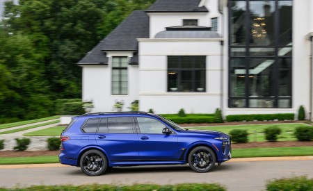 2023 BMW X7 M60i xDrive (Color: Frozen Marina Bay Blue; US-Spec) Side Wallpapers 450x275 (220)