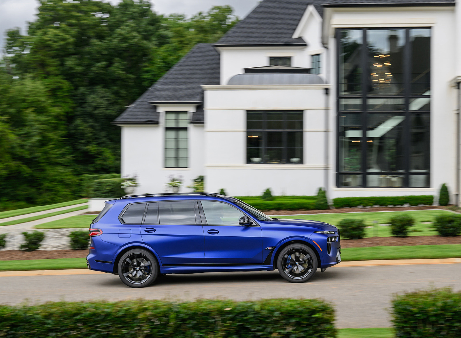 2023 BMW X7 M60i xDrive (Color: Frozen Marina Bay Blue; US-Spec) Side Wallpapers #220 of 254