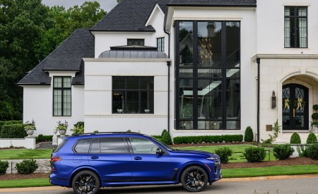2023 BMW X7 M60i xDrive (Color: Frozen Marina Bay Blue; US-Spec) Side Wallpapers 450x275 (228)