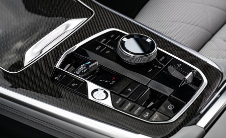 2023 BMW X7 M60i xDrive (Color: Frozen Pure Grey Metallic; US-Spec) Central Console Wallpapers 450x275 (189)