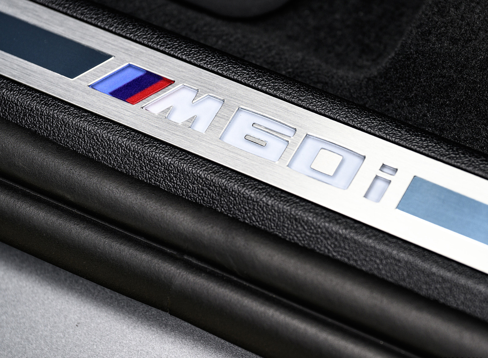 2023 BMW X7 M60i xDrive (Color: Frozen Pure Grey Metallic; US-Spec) Door Sill Wallpapers #181 of 254