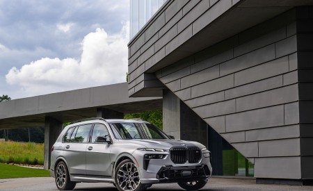 2023 BMW X7 M60i xDrive (Color: Frozen Pure Grey Metallic; US-Spec) Front Three-Quarter Wallpapers 450x275 (154)