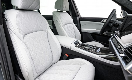 2023 BMW X7 M60i xDrive (Color: Frozen Pure Grey Metallic; US-Spec) Interior Front Seats Wallpapers 450x275 (190)