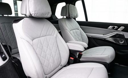2023 BMW X7 M60i xDrive (Color: Frozen Pure Grey Metallic; US-Spec) Interior Rear Seats Wallpapers 450x275 (191)