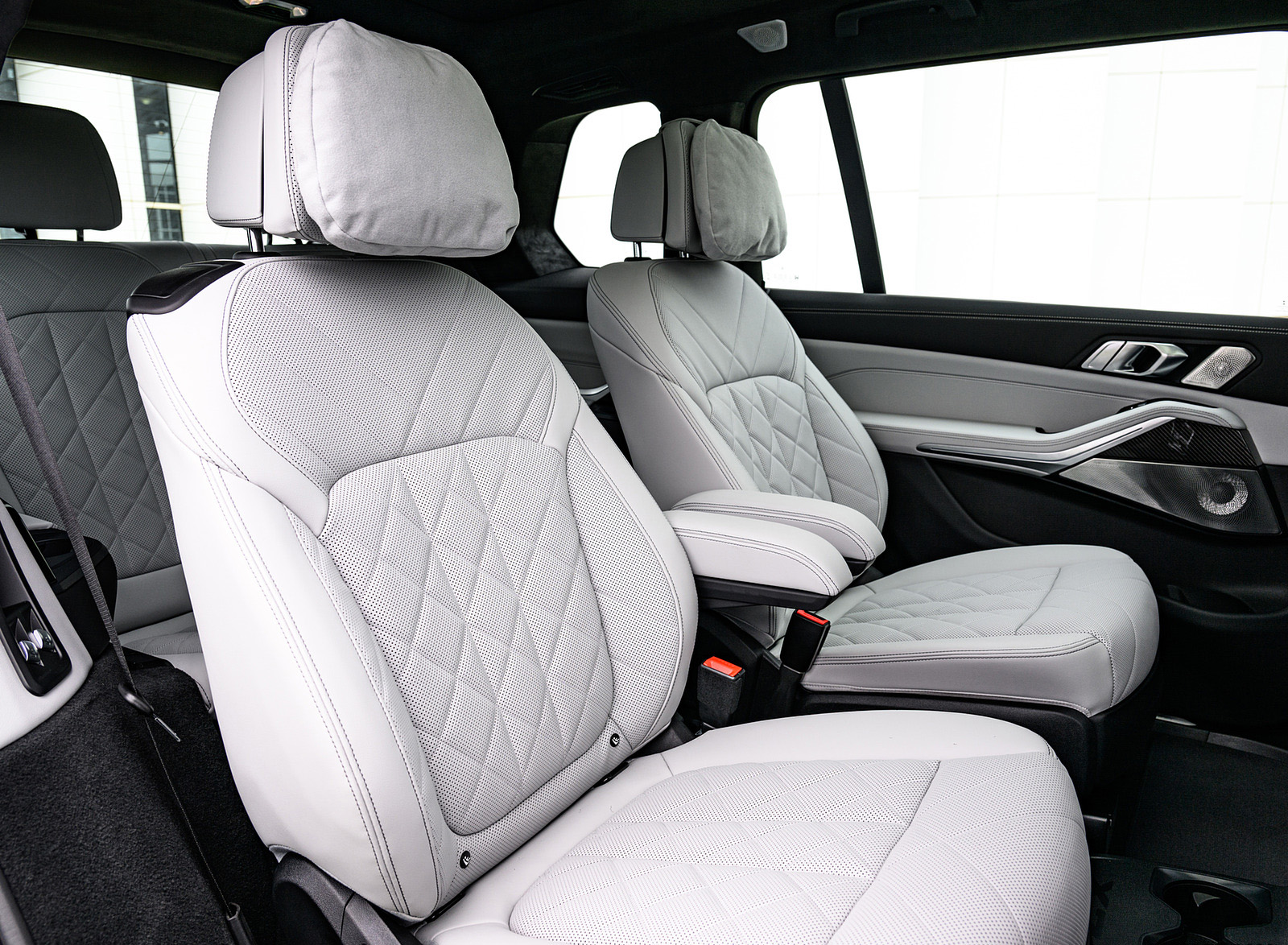 2023 BMW X7 M60i xDrive (Color: Frozen Pure Grey Metallic; US-Spec) Interior Rear Seats Wallpapers #191 of 254