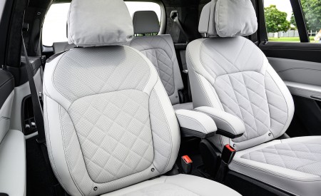 2023 BMW X7 M60i xDrive (Color: Frozen Pure Grey Metallic; US-Spec) Interior Rear Seats Wallpapers 450x275 (192)