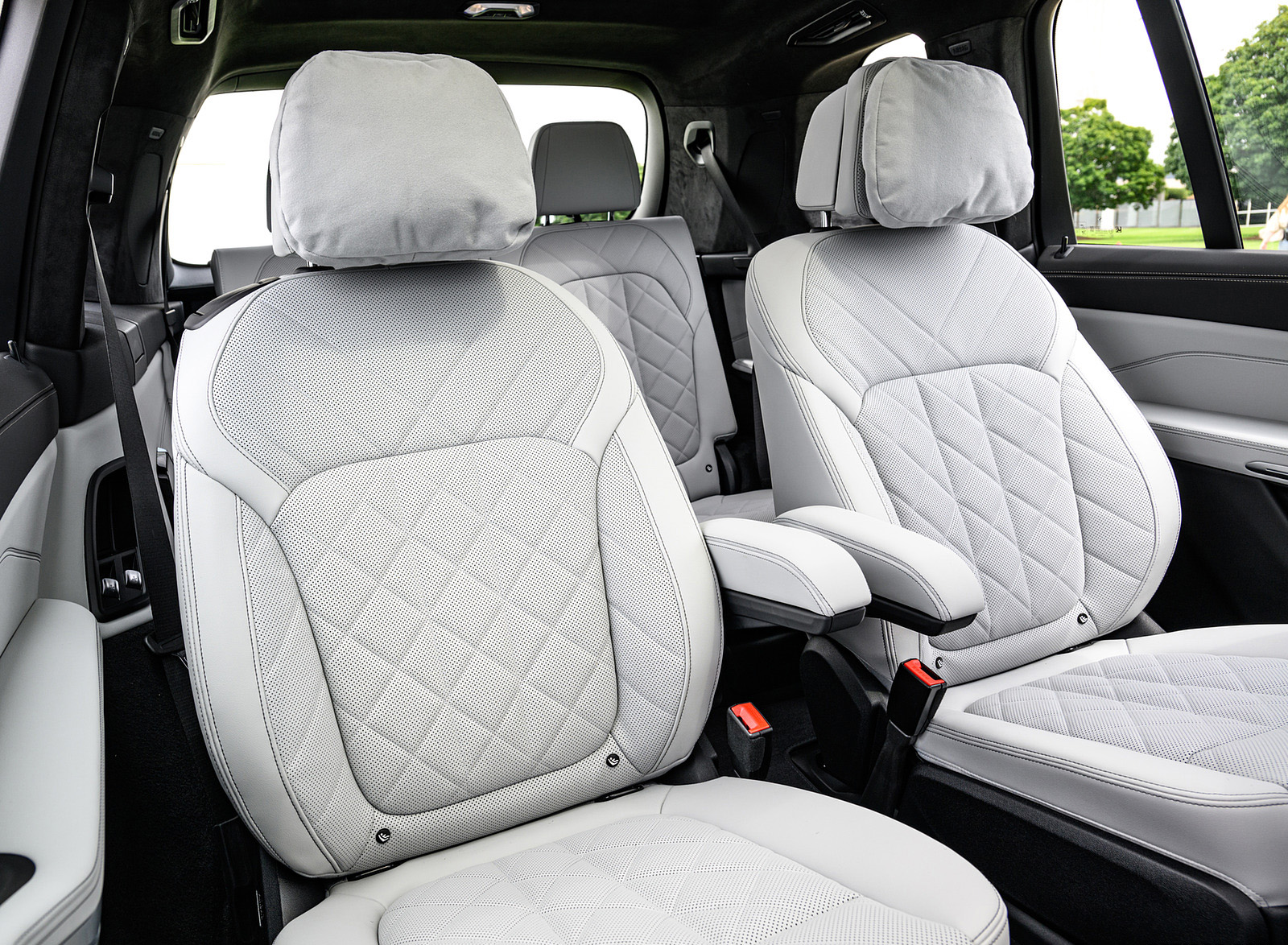 2023 BMW X7 M60i xDrive (Color: Frozen Pure Grey Metallic; US-Spec) Interior Rear Seats Wallpapers #192 of 254