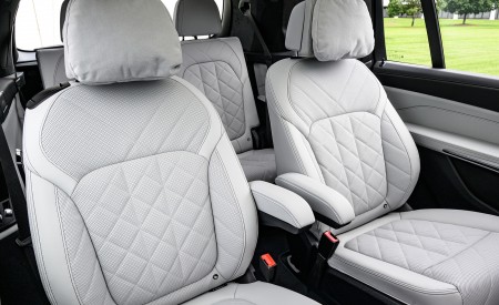 2023 BMW X7 M60i xDrive (Color: Frozen Pure Grey Metallic; US-Spec) Interior Rear Seats Wallpapers 450x275 (196)