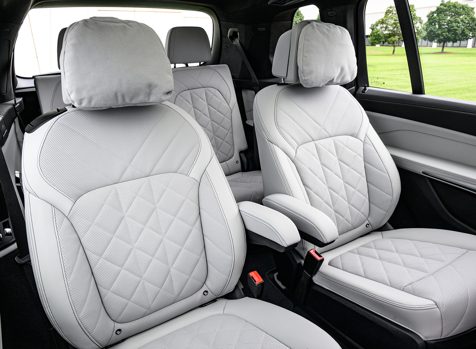 2023 BMW X7 M60i xDrive (Color: Frozen Pure Grey Metallic; US-Spec) Interior Rear Seats Wallpapers #196 of 254