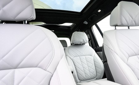 2023 BMW X7 M60i xDrive (Color: Frozen Pure Grey Metallic; US-Spec) Interior Seats Wallpapers 450x275 (194)