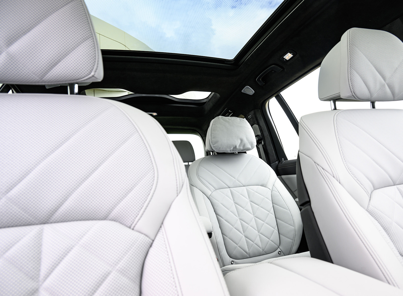 2023 BMW X7 M60i xDrive (Color: Frozen Pure Grey Metallic; US-Spec) Interior Seats Wallpapers #194 of 254