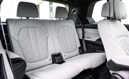 2023 BMW X7 M60i xDrive (Color: Frozen Pure Grey Metallic; US-Spec) Interior Third Row Seats Wallpapers 450x275 (197)