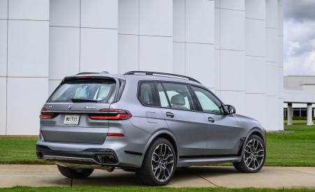 2023 BMW X7 M60i xDrive (Color: Frozen Pure Grey Metallic; US-Spec) Rear Three-Quarter Wallpapers 450x275 (166)